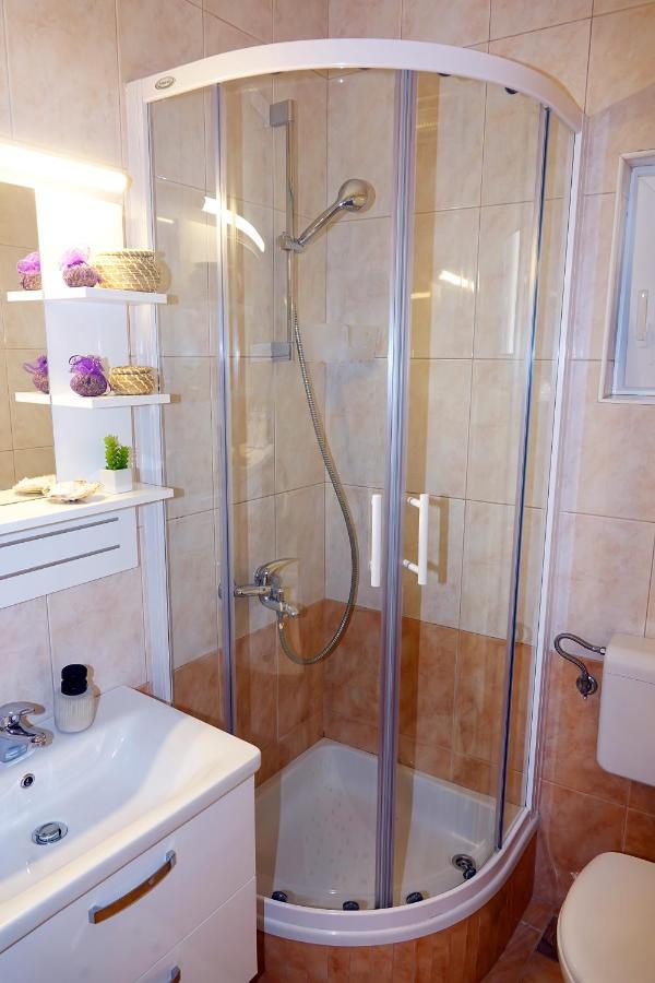 Two-Bedroom Apartment In The Centre มาคาร์สกา ภายนอก รูปภาพ