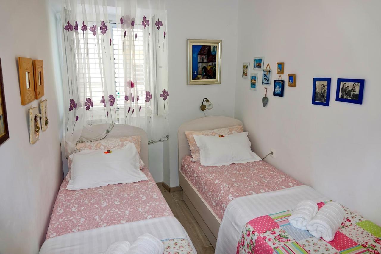 Two-Bedroom Apartment In The Centre มาคาร์สกา ภายนอก รูปภาพ
