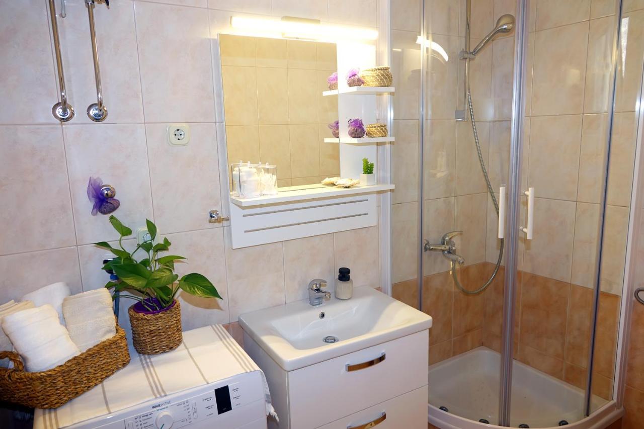 Two-Bedroom Apartment In The Centre มาคาร์สกา ภายนอก รูปภาพ