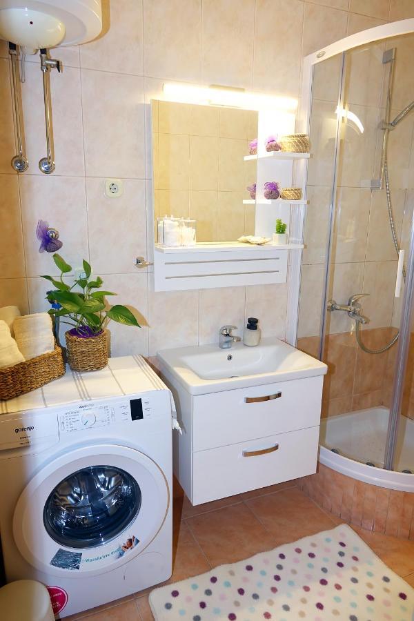 Two-Bedroom Apartment In The Centre มาคาร์สกา ภายนอก รูปภาพ